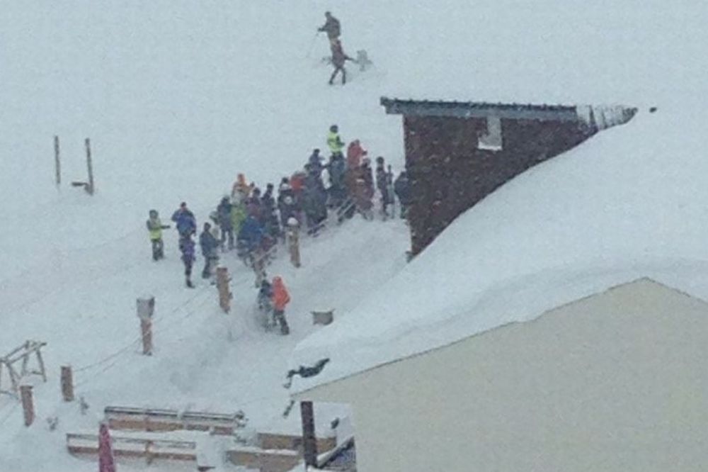 (VIDEO) DRAMA U FRANCUSKIM ALPIMA: Javljeno da je 30 ljudi zatrpao sneg, ali niko nije poginuo