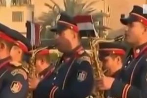 (VIDEO) PUTIN I MERKELOVA ZANEMELI: Ovako egipatski vojni orkestar rastura državne himne!