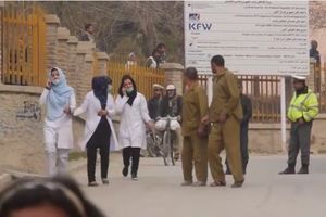 EKSPLOZIJA I PUCNJAVA BLIZU AMERIČKE AMBASADE: Napadnuta vojna bolnica u Kabulu, ubijeno 30 ljudi