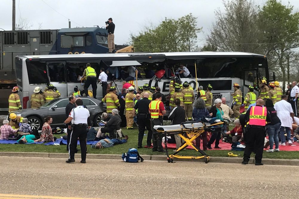 (VIDEO) STRAVIČAN SUDAR VOZA I AUTOBUSA: Četvoro poginulo na licu mesta a 35 povređeno