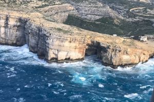 (VIDEO, FOTO) BIO JE ATRAKCIJA MNOGIH FILMOVA SADA JE NESTAO: Malta ostala bez azurnog prozora!