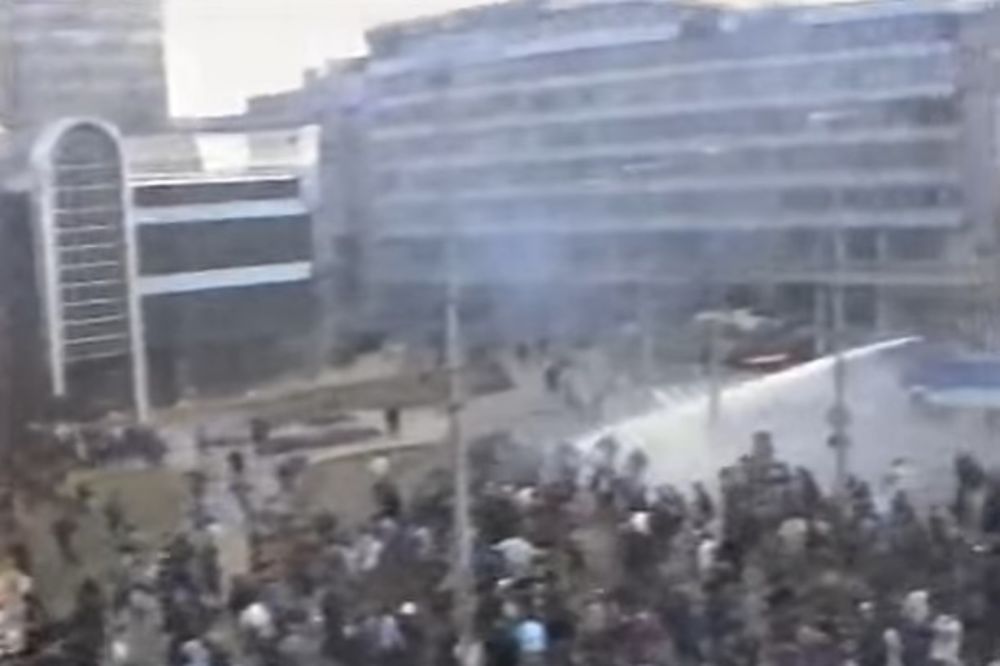 (VIDEO) SEĆANJE NA PRVI MASOVNI PROTEST OPOZICIJE: Navršava se 26 godina od DEMONSTRACIJA 9. MARTA