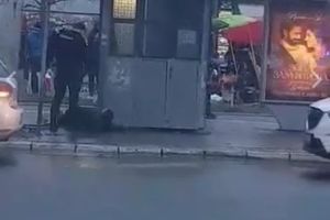 VIDEO OKRŠAJ NAVIJAČA I POLICIJE KOD FUTOŠKE PIJACE: Baka (74) i žena povređene u divljanju huligana