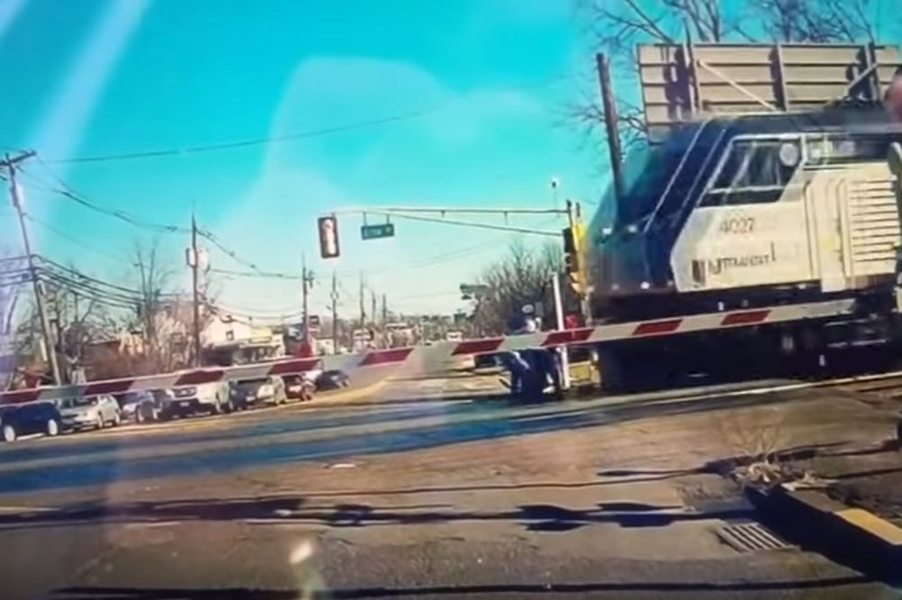 (VIDEO) DRAMATIČNI SNIMAK SPASAVANJA BAKE: Prelazila prugu dok je voz jurio prema njoj, a onda...