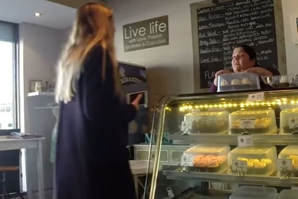 (VIDEO) Ušla je u poslastičarnicu i kupila pokvarene kolače! Kad je prodavačica otvorila kutiju...