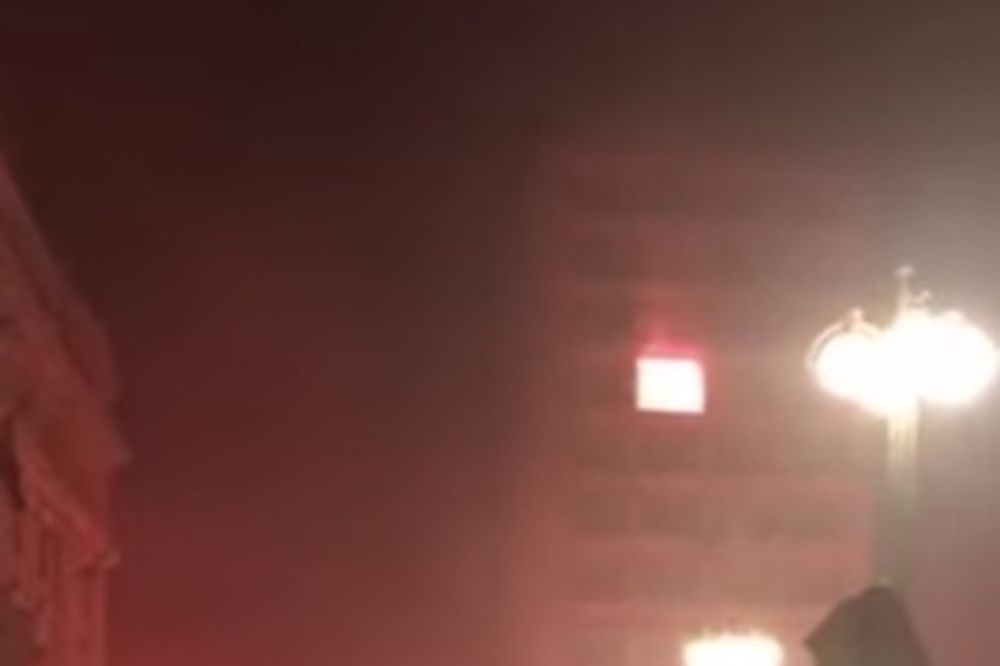 (VIDEO) HAOS U HRVATSKOJ: Navijači bacali rakete, jedna uletela u stan i izazvala požar!