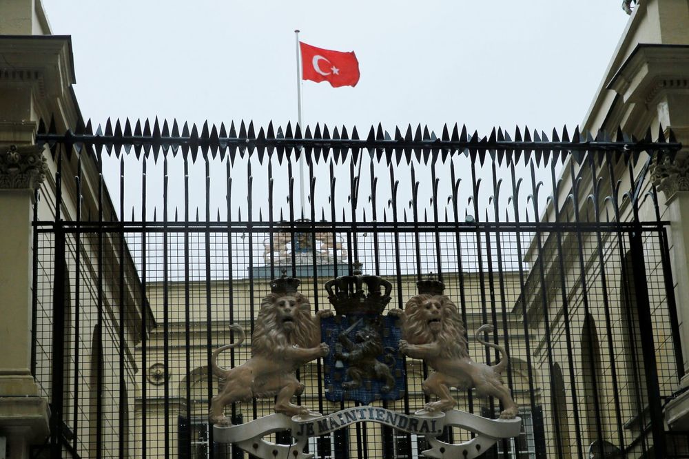 (VIDEO) ANKARA GRMI OD BESA: Turska zastava na konzulatu Holandije, politički rat prešao na ulice!