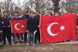 (VIDEO) PROTESTI I U SARAJEVU: Državljani Turske sa zastavama ispred holandske ambasade