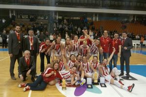 (KURIR TV) CRVENO-BELO SLAVLJE: Košarkašice Crvene zvezde osvojile trofej Kupa Milan Ciga Vasojević