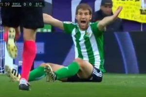 (VIDEO) SUDIJSKA KRAĐA U MADRIDU: Golman Reala pokosio Srbina i sprečio ga da postigne gol