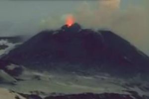 (VIDEO) KAD ONA ZAGRMI EVROPA SE SMRZNE OD STRAHA: Etna bljuje lavu 200 metara uvis!