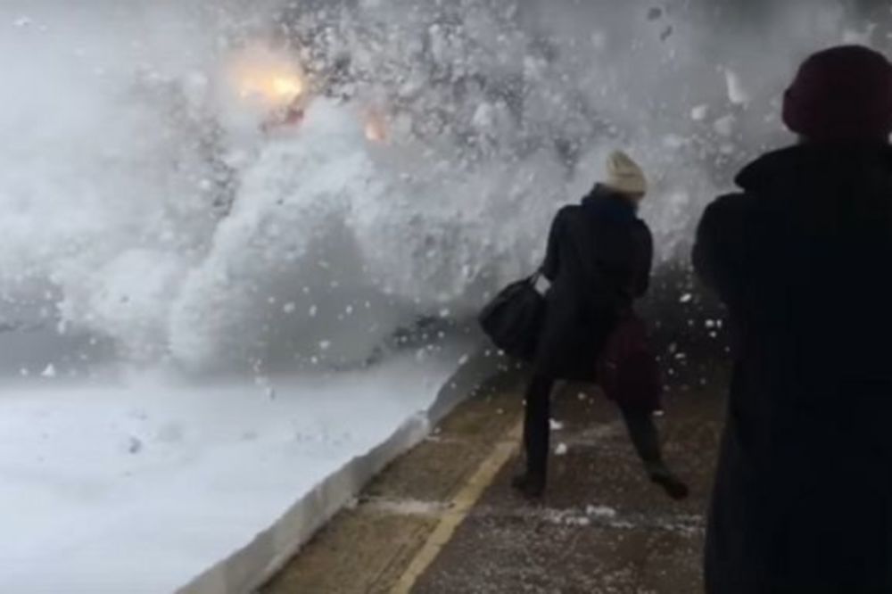 (VIDEO) PUTNIKE IZNENADILA SNEŽNA BOMBA: Čekali su voz, a dočekali...