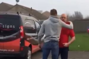 (VIDEO) DIRLJIVO! Fudbaler Čelsija iznenadio oca za rođendan, a njegov gest NATERAĆE VAM SUZE NA OČI