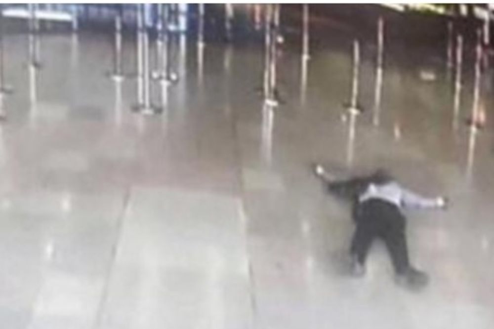 (UZNEMIRUJUĆI VIDEO) PRVA SLIKA PARISKOG TERORISTE: Ovo je napadač na aerodrom Orli!