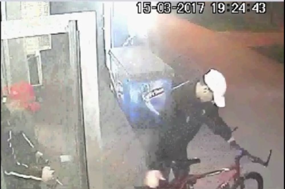 (VIDEO) KRAĐA UŽIVO: Ovako su nestala dva bicikla iz zgrade u Bloku 70