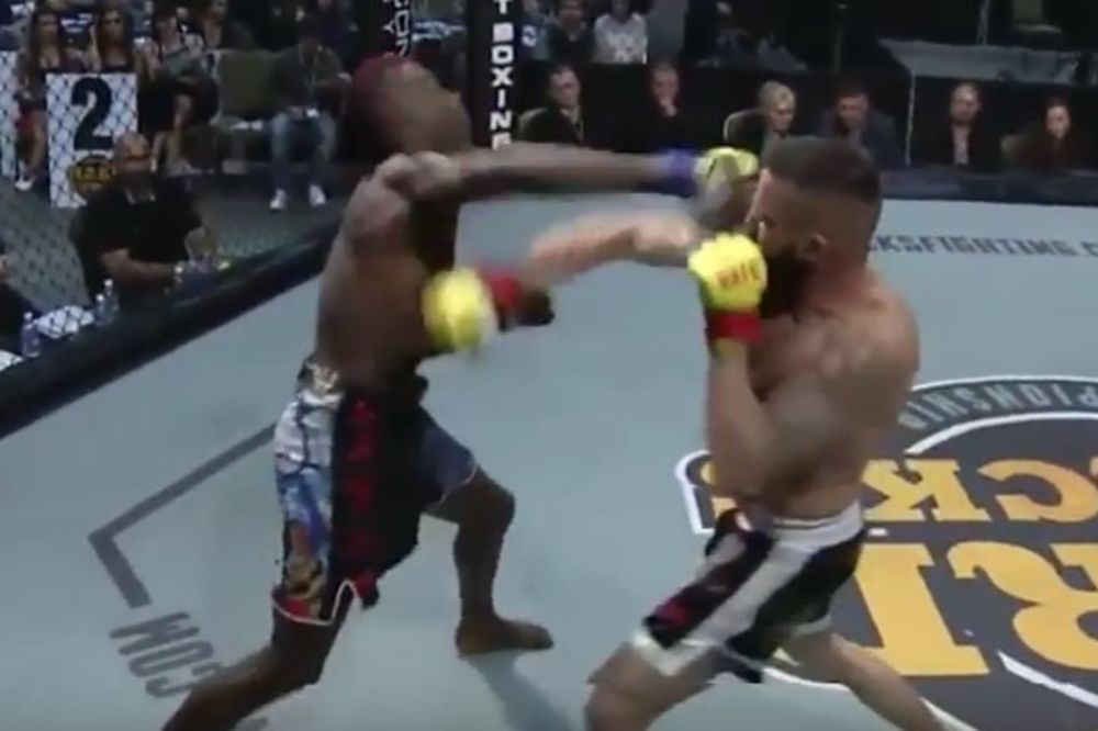 (VIDEO) PAO JE KAO DASKA: Ušao u ring, skakutao, a onda je doživeo brutalan NOKAUT
