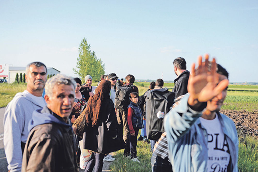 RAZOTKRIVENI KRIJUMČARI: Maskiraju migrante u romske muzičare!