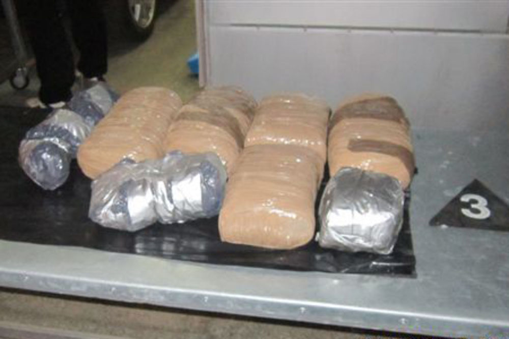 (FOTO) HAPŠENJE NA KELEBIJI: Dva Prizrenca pala s 13 kilograma droge