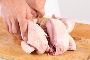 NE VERUJTE BAPSKIM PRIČAMA: Pranjem piletine ne uklanjate bakterije, ovo je jedini spas!