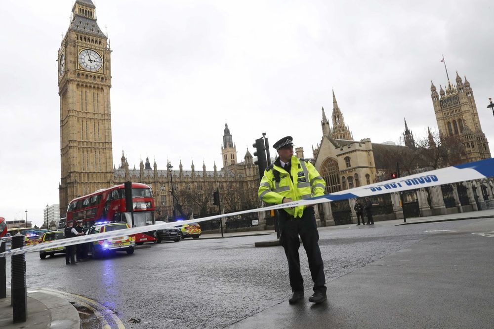 DRAMA U LONDONSKOM PARLAMENTU: Zaključani smo, ne smemo da otvaramo prozore!