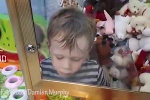 (VIDEO) PLIŠANI ZATVOR: Mališan se zaželeo igračaka pa se zaglavio u aparatu