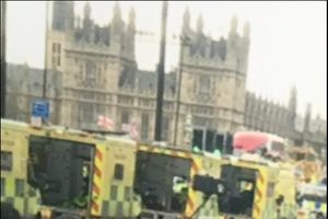 (FOTO) FOTOGRAFIJA IZ LONDONA IZAZVALA HAOS NA INTERNETU: Usred terorističkog napada napravio SELFI!