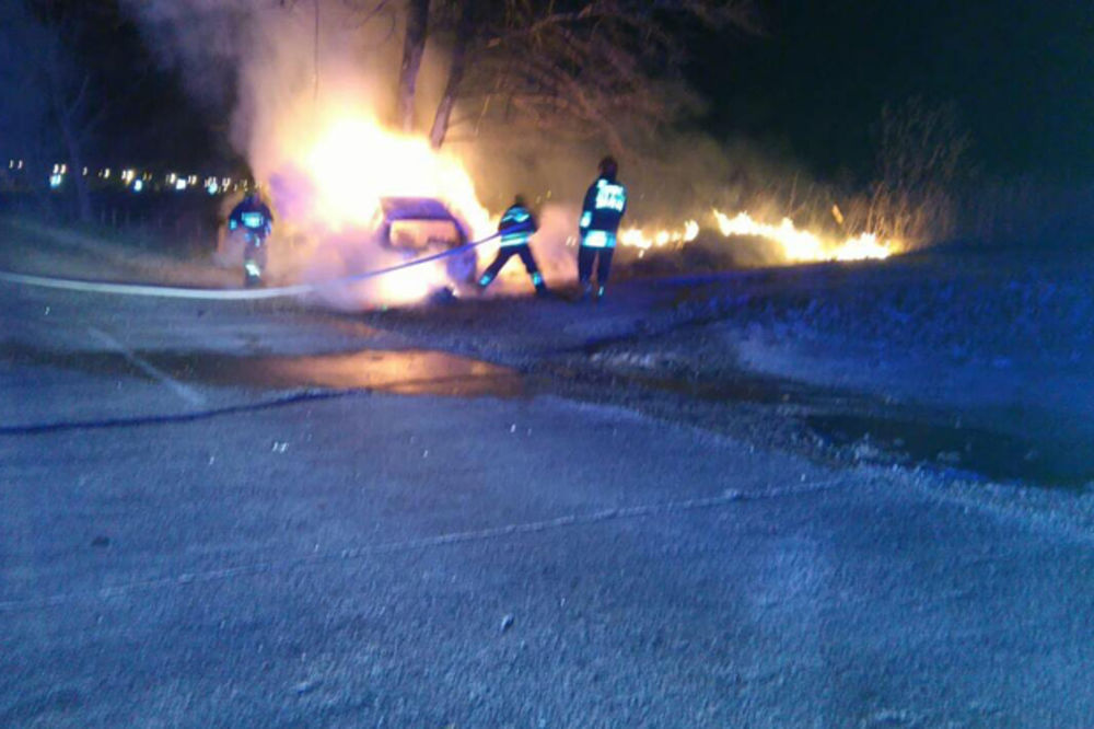 (FOTO) HOROR KOD AERODROMA: Pežo udario u drvo i zapalio se, u vozilu nađen ugljenisani leš!