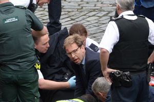 HEROJ IZ LONDONA NAGRAĐEN! Poslanika koji je spasavao izbodenog policajca unapredila lično KRALJICA!