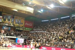 NAVIJAČI KOŠTALI CRNO-BELE: Partizan novčano kažnjen zbog ispada publike na meču sa Cedevitom