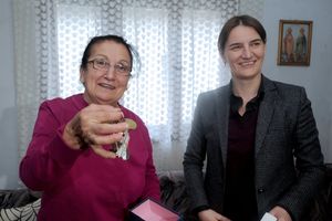 (FOTO) BLACE: Ministarka Brnabić uručila ključeve dobitnicima stana u nagradnoj igri