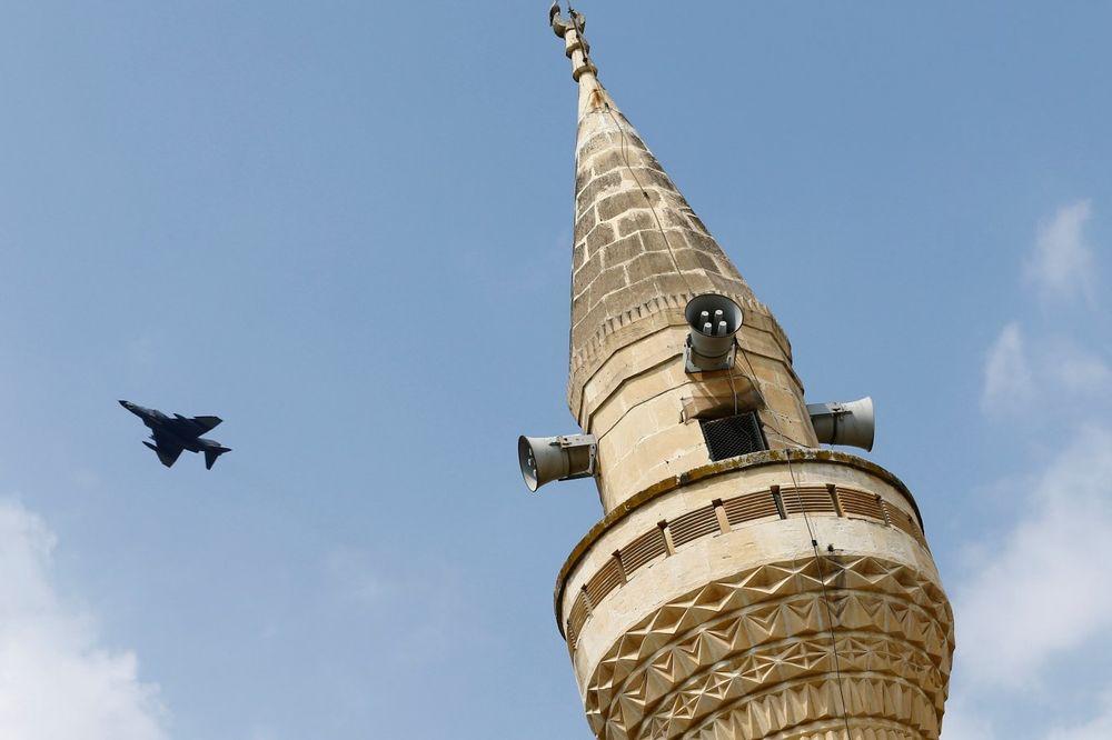 (VIDEO) SKANDAL U TURSKOJ: Sa minareta se orilo uzdisanje iz teškog pornića!