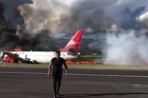 (VIDEO) HOROR ZA PUTNIKE! Zapalio se avion sa 141 osobom, pilot izgubio kontrolu, pa polomio krilo