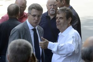 PRVI PUT NA BIRALIŠTE OD POVLAČENJA IZ POLITIKE: Koštunica glasa za Aleksandra Popovića