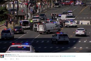 (VIDEO) PANIKA U VAŠINGTONU: Žena se zaletela vozilom na policiju, oni pucali u nju