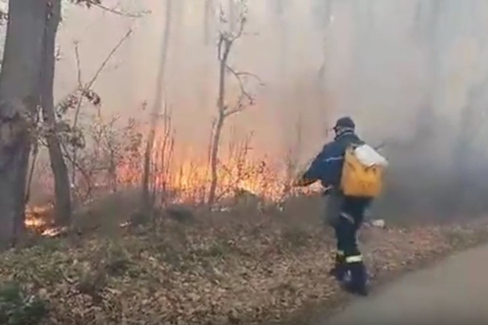 (VIDEO) VELIKI POŽAR U TIJOVCU: Buktinja preti da proguta ekonomske objekte