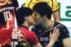(VIDEO) JAPANCI ŠOKIRALI SVET: Odbojkaši hteli da se potuku, a onda se poljubili u usta!