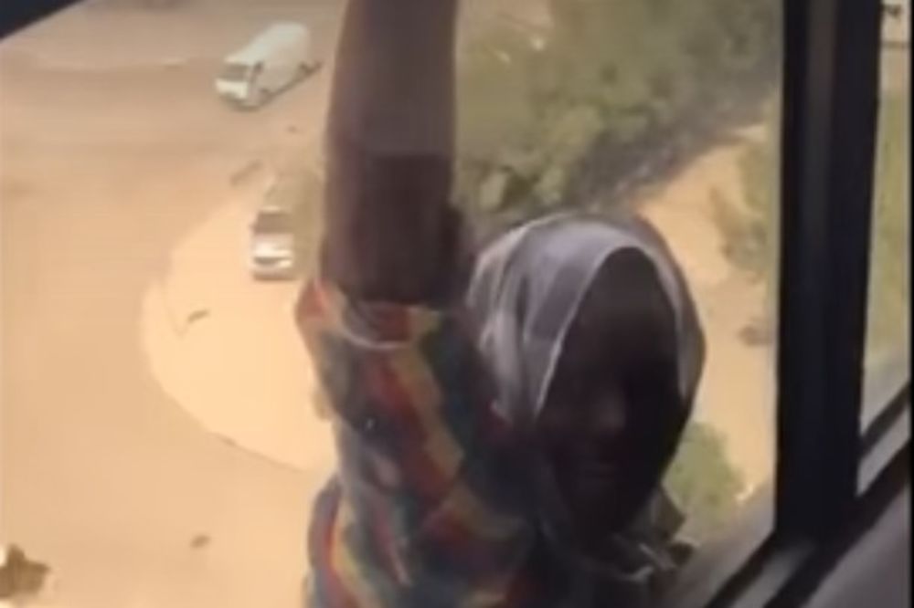(UZNEMIRUJUĆI VIDEO) ŽENA BEZ SRCA! Bogatašica snimala sluškinju kako visi s prozora i ZAPOMAŽE