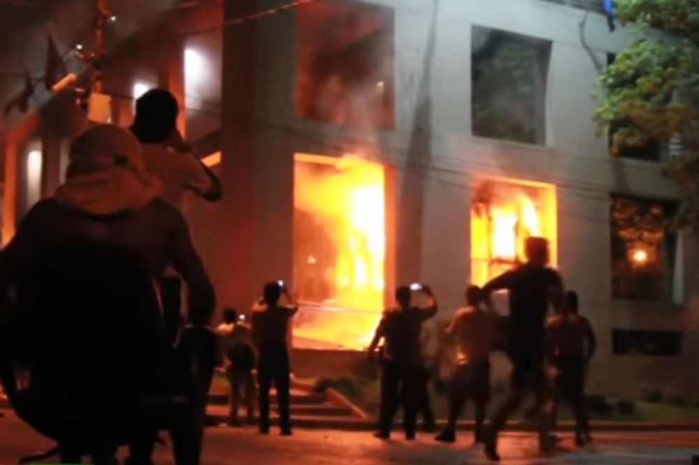(VIDEO) HAOS U PARAGVAJU: Demonstranti izveli DRŽAVNI UDAR, zapaljena zgrada Kongresa