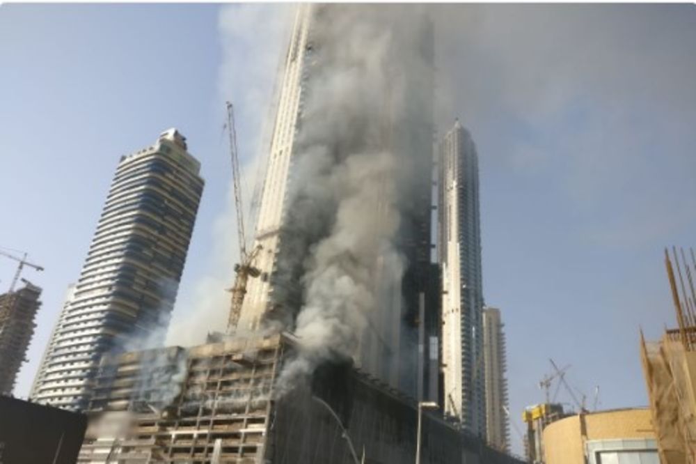 (VIDEO) DRAMA U DUBAIJU: Gori gradilište pored najvećeg tržnog centra!