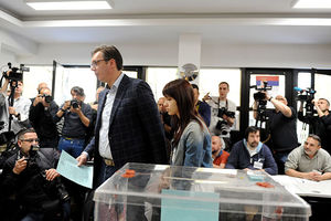 (KURIR TV) NA BIRALIŠTE SA ĆERKOM MILICOM: Vučić glasao na biračkom mestu u Novom Beogradu