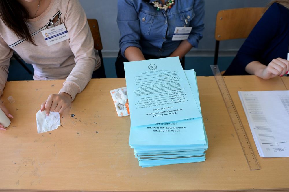PRVE NEPRAVILNOSTI NA IZBORIMA: Ženi POZLILO na biralištu, birač glasao van biračkog mesta