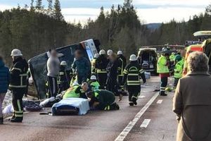 (VIDEO) UŽASNA TRAGEDIJA U ŠVEDSKOJ: Prevrnuo se školski autobus pun dece, troje poginulo!
