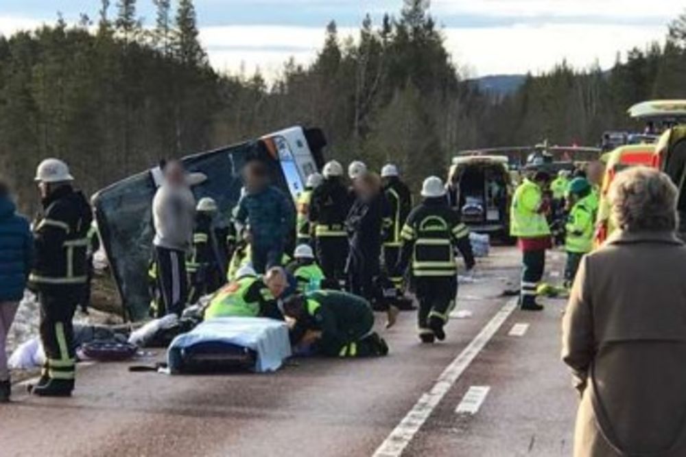 (VIDEO) UŽASNA TRAGEDIJA U ŠVEDSKOJ: Prevrnuo se školski autobus pun dece, troje poginulo!