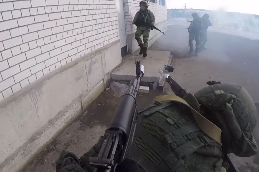 (VIDEO) RUSKI VOJNICI UPADAJU U NEPRIJATELJSKI OBRUČ: Napad izveli za nekoliko sekundi!