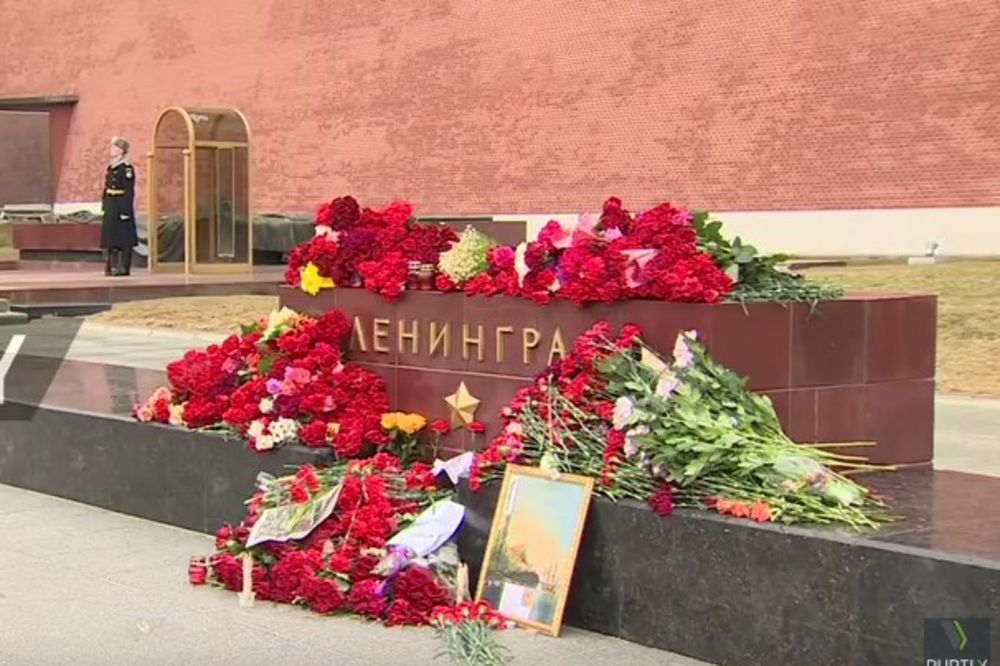 (VIDEO UŽIVO) RUSIJA ŽALI ZA NEVINIM ŽRTVAMA: Na hiljade ljudi odaje počast nastradalima u napadu