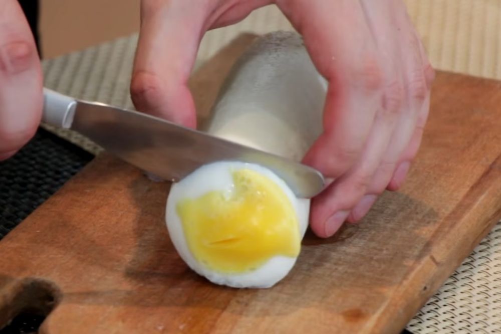 (VIDEO) KAO MAGIJA! Pogledajte kako da napravite dugačko kuvano jaje... Genijalno!