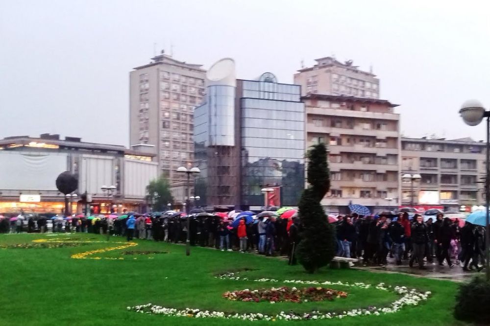 DRUGI DAN PROTESTA: Okupljanje i šetnja u Kragujevcu, Novom Sadu, Kraljevu, Vranju...