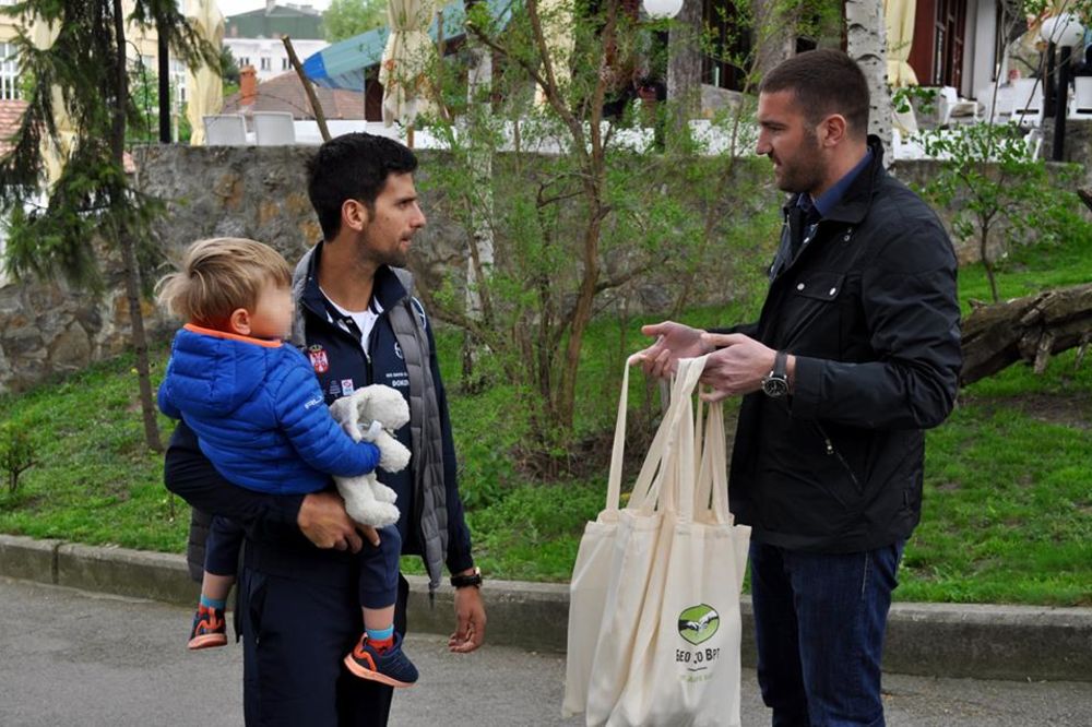 (FOTO) STEFAN UPOZNAJE BEOGRAD: Novak odveo sina u Zoološki vrt