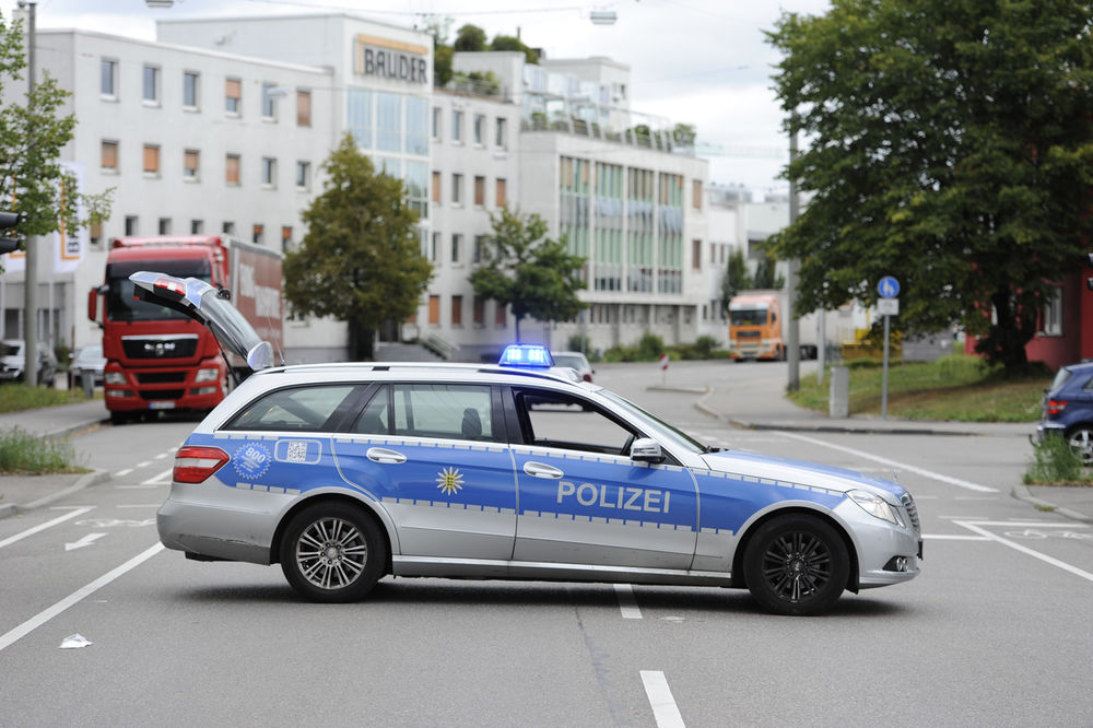 NEKO CRTA ZEBRE I PARKING MESTA KAKO MU ODGOVARA! Nemačka policija ludi: Ne mislimo da je zabavno