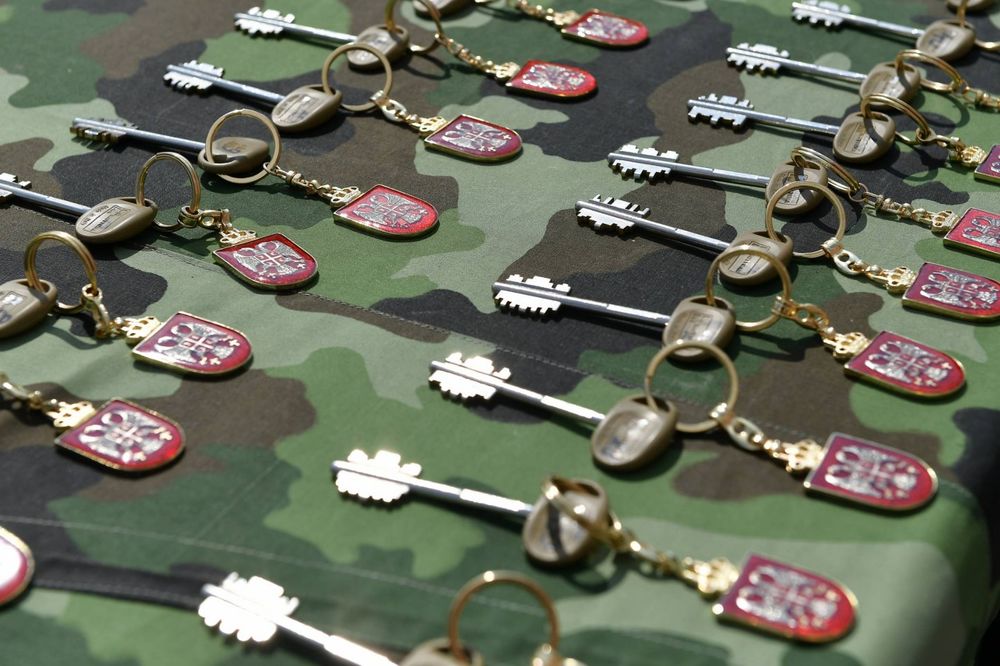 (FOTO) DOČEKALI KROV NAD GLAVOM U PEJTONU: Ministar odbrane uručio ključeve 33 stana pripadnicima VS